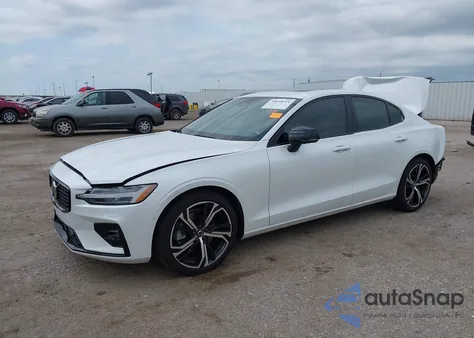 2024 Volvo S60 B5 Plus Dark Theme z USA, uszkodzony, nr VIN 7JRL12TL1RG300955